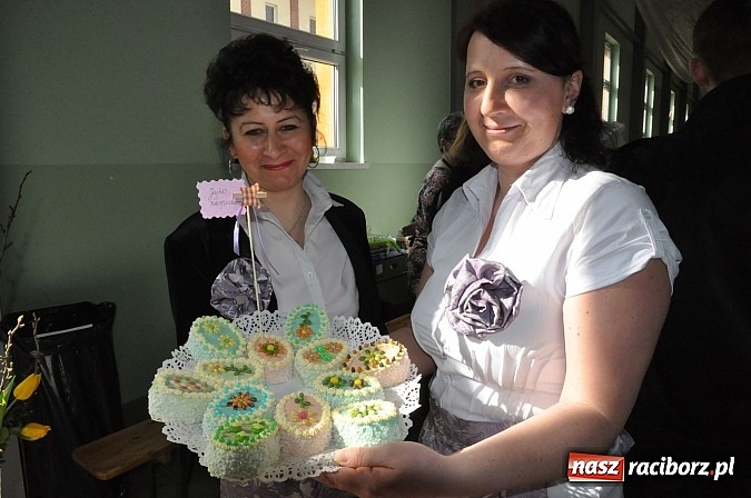 Zdjęcie w galerii na portalu naszraciborz.pl: Kolorowe wielkanocne stoły w Pietrowicach wiadomości z regionu