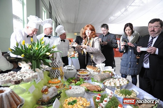 Zdjęcie w galerii na portalu naszraciborz.pl: Kolorowe wielkanocne stoły w Pietrowicach wiadomości z regionu