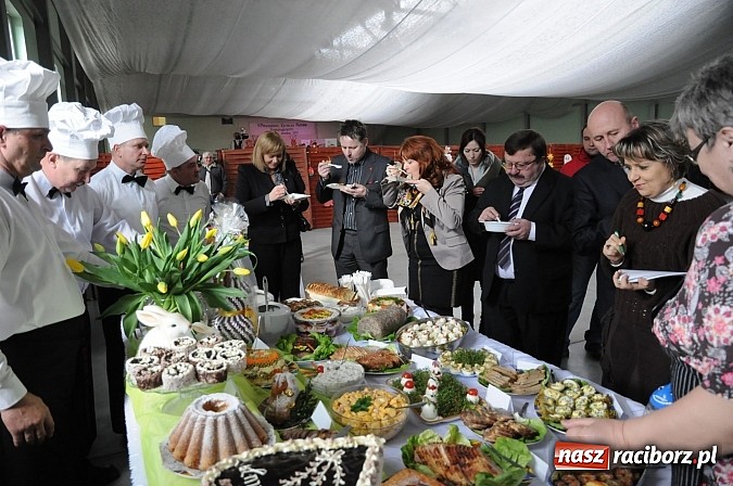 Zdjęcie w galerii na portalu naszraciborz.pl: Kolorowe wielkanocne stoły w Pietrowicach wiadomości z regionu