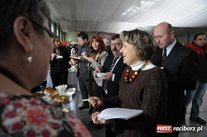 Zdjęcie w galerii na portalu naszraciborz.pl: Kolorowe wielkanocne stoły w Pietrowicach wiadomości z regionu