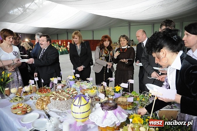 Zdjęcie w galerii na portalu naszraciborz.pl: Kolorowe wielkanocne stoły w Pietrowicach wiadomości z regionu