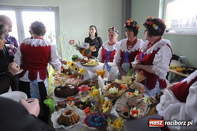Zdjęcie w galerii na portalu naszraciborz.pl: Kolorowe wielkanocne stoły w Pietrowicach wiadomości z regionu