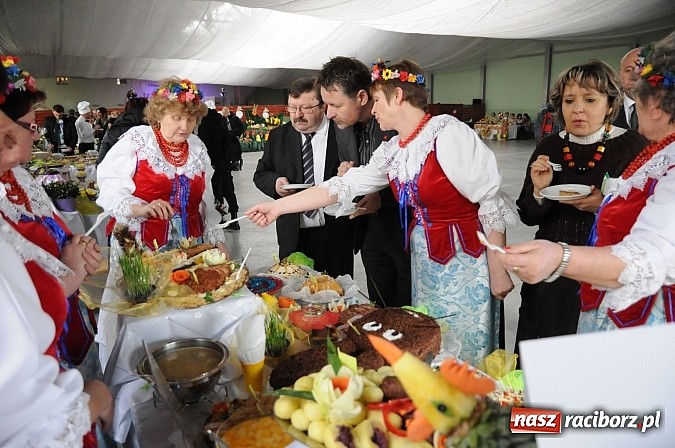 Zdjęcie w galerii na portalu naszraciborz.pl: Kolorowe wielkanocne stoły w Pietrowicach wiadomości z regionu