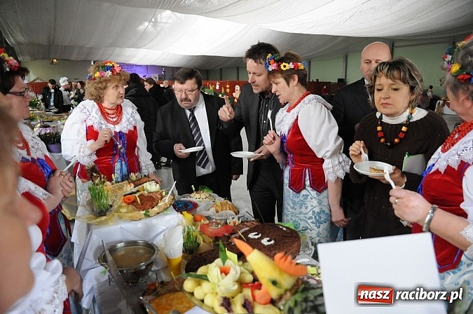 Zdjęcie w galerii na portalu naszraciborz.pl: Kolorowe wielkanocne stoły w Pietrowicach wiadomości z regionu