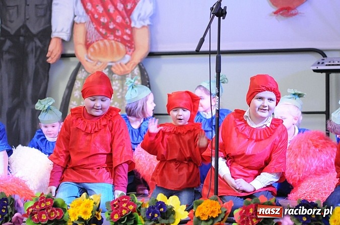 Zdjęcie w galerii na portalu naszraciborz.pl: Kolorowe wielkanocne stoły w Pietrowicach wiadomości z regionu
