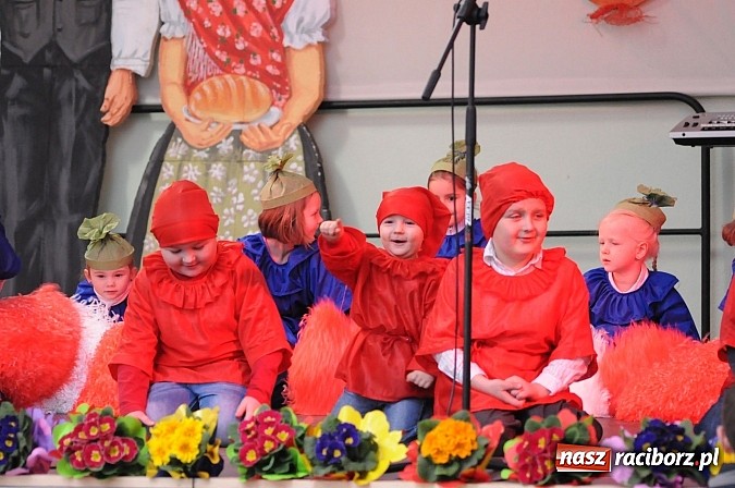 Zdjęcie w galerii na portalu naszraciborz.pl: Kolorowe wielkanocne stoły w Pietrowicach wiadomości z regionu