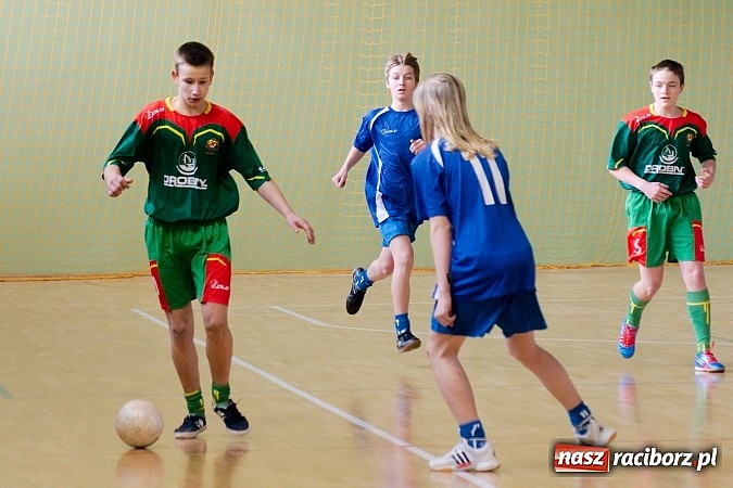 Zdjęcie w galerii na portalu naszraciborz.pl: KS Stal Kuźnia Raciborska z pucharem starosty raciborskiego wiadomości z regionu