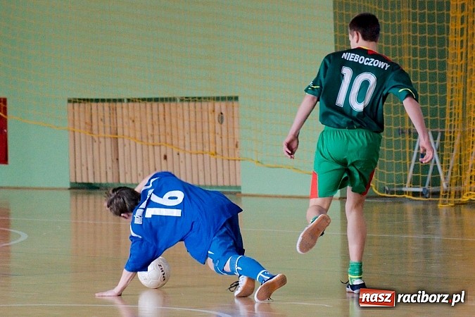 Zdjęcie w galerii na portalu naszraciborz.pl: KS Stal Kuźnia Raciborska z pucharem starosty raciborskiego wiadomości z regionu