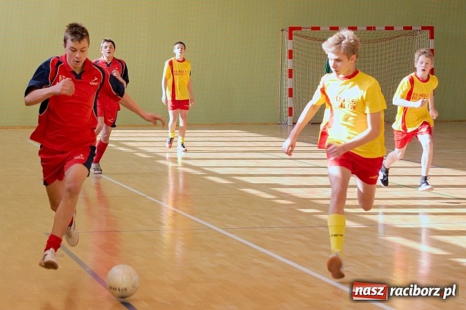 Zdjęcie w galerii na portalu naszraciborz.pl: KS Stal Kuźnia Raciborska z pucharem starosty raciborskiego wiadomości z regionu