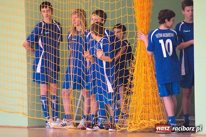 Zdjęcie w galerii na portalu naszraciborz.pl: KS Stal Kuźnia Raciborska z pucharem starosty raciborskiego wiadomości z regionu