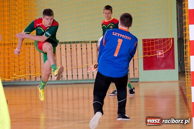 Zdjęcie w galerii na portalu naszraciborz.pl: KS Stal Kuźnia Raciborska z pucharem starosty raciborskiego wiadomości z regionu