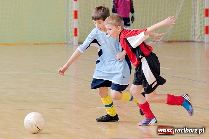 Zdjęcie w galerii na portalu naszraciborz.pl: KS Stal Kuźnia Raciborska z pucharem starosty raciborskiego wiadomości z regionu