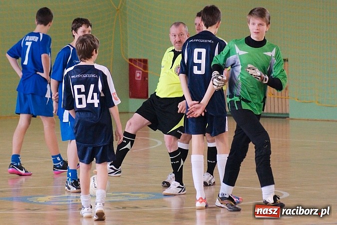 Zdjęcie w galerii na portalu naszraciborz.pl: KS Stal Kuźnia Raciborska z pucharem starosty raciborskiego wiadomości z regionu