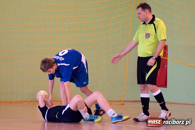 Zdjęcie w galerii na portalu naszraciborz.pl: KS Stal Kuźnia Raciborska z pucharem starosty raciborskiego wiadomości z regionu