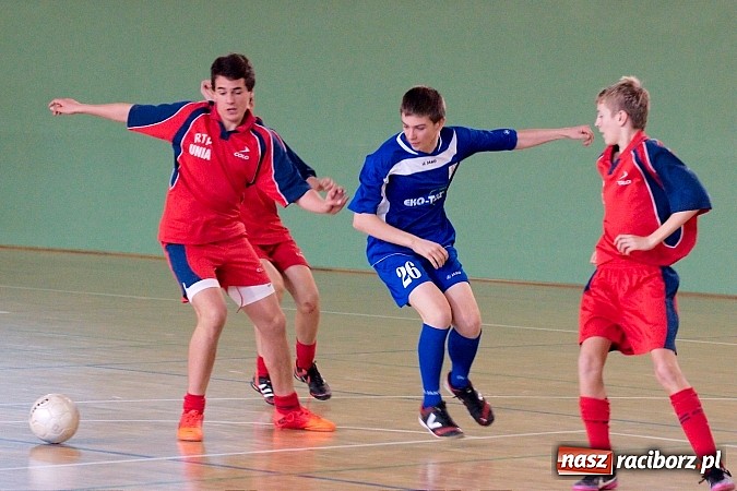 Zdjęcie w galerii na portalu naszraciborz.pl: KS Stal Kuźnia Raciborska z pucharem starosty raciborskiego wiadomości z regionu