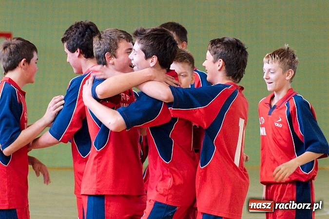 Zdjęcie w galerii na portalu naszraciborz.pl: KS Stal Kuźnia Raciborska z pucharem starosty raciborskiego wiadomości z regionu