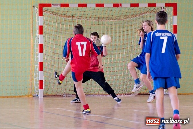 Zdjęcie w galerii na portalu naszraciborz.pl: KS Stal Kuźnia Raciborska z pucharem starosty raciborskiego wiadomości z regionu