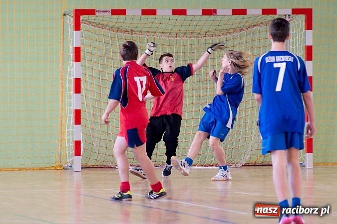 Zdjęcie w galerii na portalu naszraciborz.pl: KS Stal Kuźnia Raciborska z pucharem starosty raciborskiego wiadomości z regionu