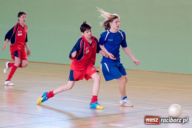 Zdjęcie w galerii na portalu naszraciborz.pl: KS Stal Kuźnia Raciborska z pucharem starosty raciborskiego wiadomości z regionu