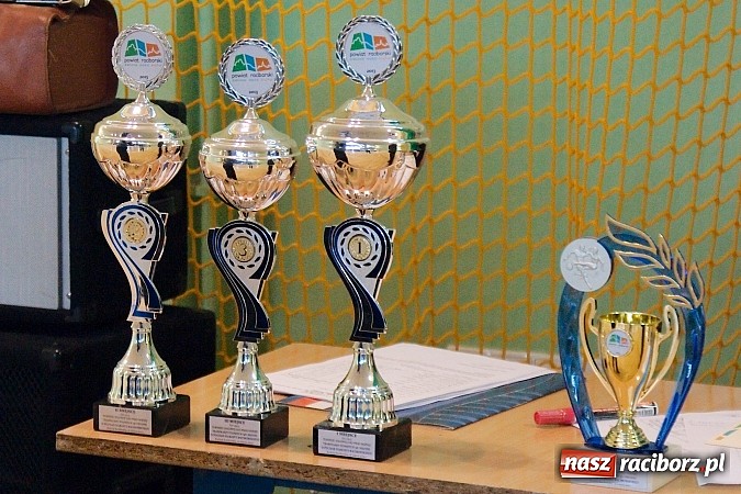 Zdjęcie w galerii na portalu naszraciborz.pl: KS Stal Kuźnia Raciborska z pucharem starosty raciborskiego wiadomości z regionu