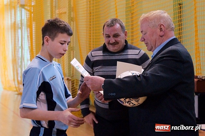 Zdjęcie w galerii na portalu naszraciborz.pl: KS Stal Kuźnia Raciborska z pucharem starosty raciborskiego wiadomości z regionu