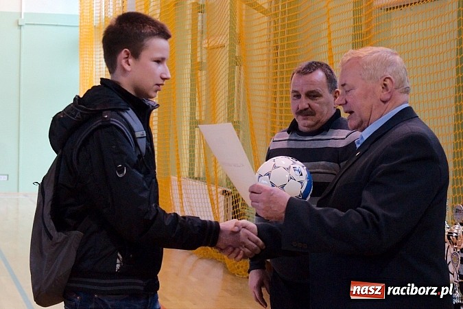 Zdjęcie w galerii na portalu naszraciborz.pl: KS Stal Kuźnia Raciborska z pucharem starosty raciborskiego wiadomości z regionu