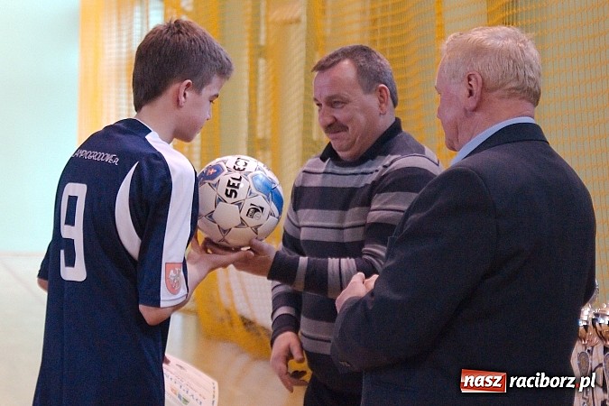 Zdjęcie w galerii na portalu naszraciborz.pl: KS Stal Kuźnia Raciborska z pucharem starosty raciborskiego wiadomości z regionu