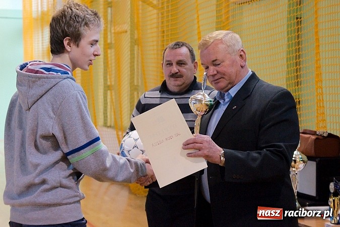 Zdjęcie w galerii na portalu naszraciborz.pl: KS Stal Kuźnia Raciborska z pucharem starosty raciborskiego wiadomości z regionu