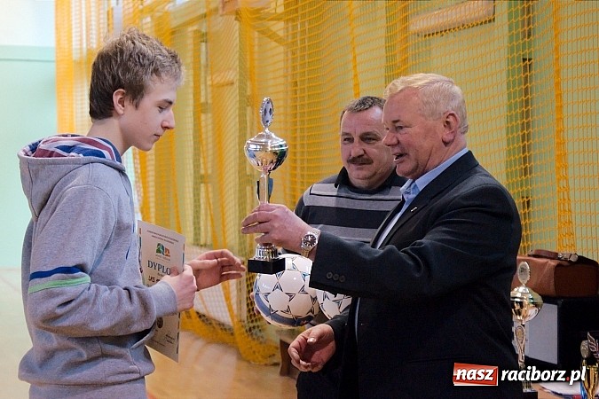 Zdjęcie w galerii na portalu naszraciborz.pl: KS Stal Kuźnia Raciborska z pucharem starosty raciborskiego wiadomości z regionu