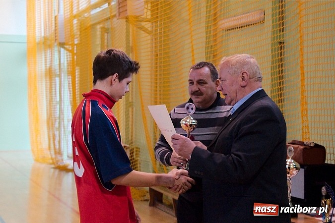 Zdjęcie w galerii na portalu naszraciborz.pl: KS Stal Kuźnia Raciborska z pucharem starosty raciborskiego wiadomości z regionu