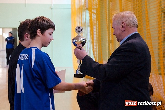 Zdjęcie w galerii na portalu naszraciborz.pl: KS Stal Kuźnia Raciborska z pucharem starosty raciborskiego wiadomości z regionu