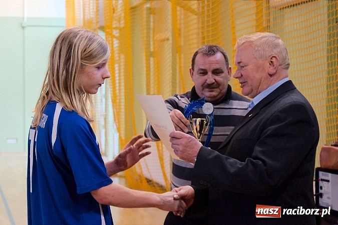 Zdjęcie w galerii na portalu naszraciborz.pl: KS Stal Kuźnia Raciborska z pucharem starosty raciborskiego wiadomości z regionu