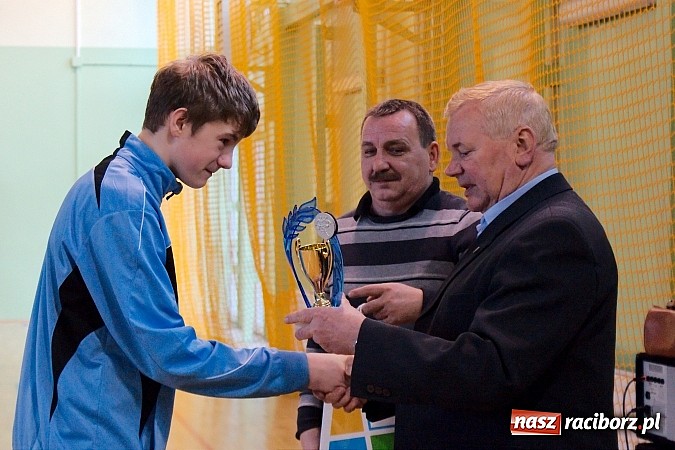 Zdjęcie w galerii na portalu naszraciborz.pl: KS Stal Kuźnia Raciborska z pucharem starosty raciborskiego wiadomości z regionu