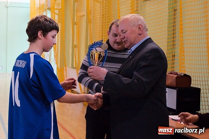 Zdjęcie w galerii na portalu naszraciborz.pl: KS Stal Kuźnia Raciborska z pucharem starosty raciborskiego wiadomości z regionu