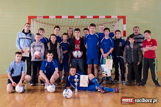 Zdjęcie w galerii na portalu naszraciborz.pl: KS Stal Kuźnia Raciborska z pucharem starosty raciborskiego wiadomości z regionu