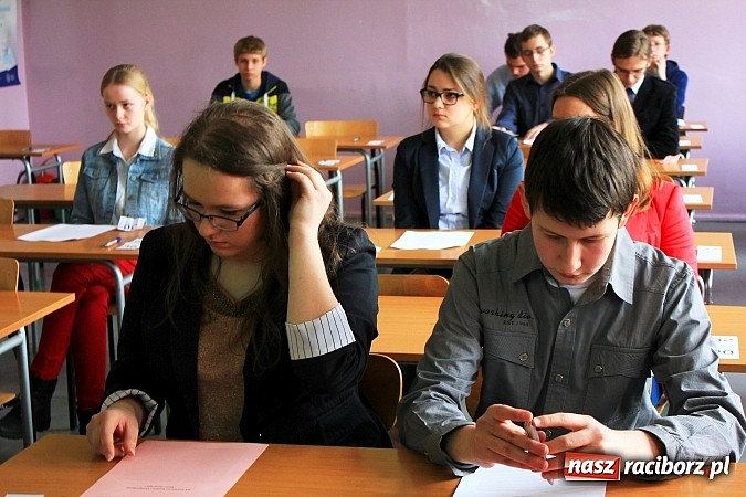 Zdjęcie w galerii na portalu naszraciborz.pl: W II LO wyłoniono mistrzów ortografii wiadomości z regionu