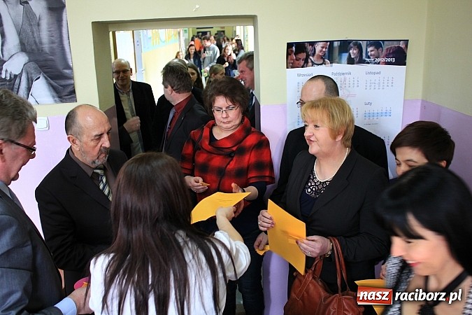 Zdjęcie w galerii na portalu naszraciborz.pl: W II LO wyłoniono mistrzów ortografii wiadomości z regionu