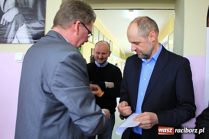 Zdjęcie w galerii na portalu naszraciborz.pl: W II LO wyłoniono mistrzów ortografii wiadomości z regionu