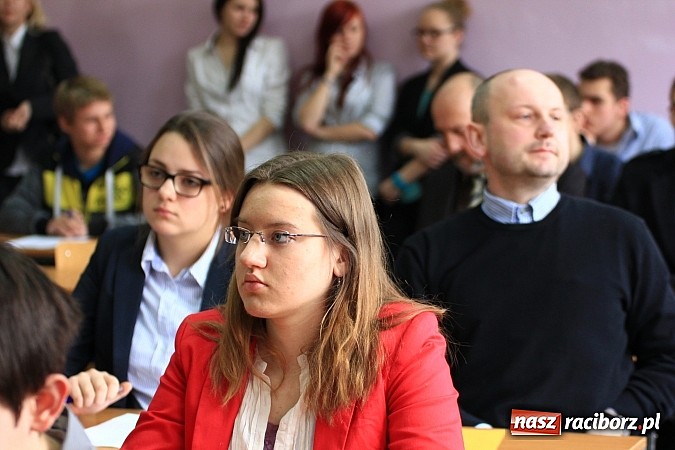 Zdjęcie w galerii na portalu naszraciborz.pl: W II LO wyłoniono mistrzów ortografii wiadomości z regionu