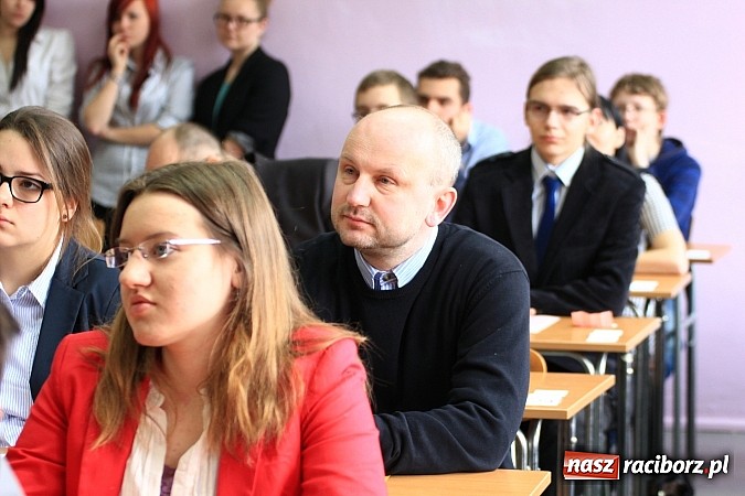 Zdjęcie w galerii na portalu naszraciborz.pl: W II LO wyłoniono mistrzów ortografii wiadomości z regionu