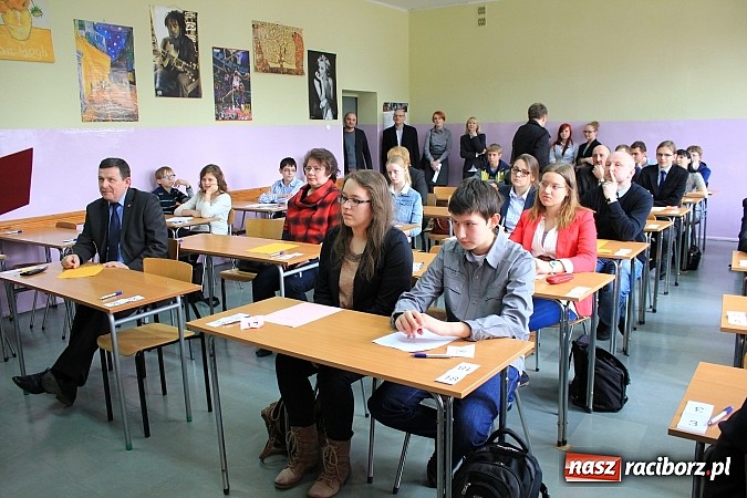 Zdjęcie w galerii na portalu naszraciborz.pl: W II LO wyłoniono mistrzów ortografii wiadomości z regionu