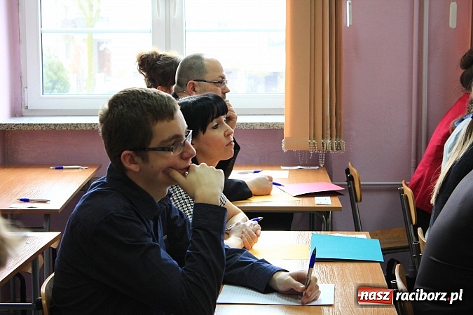 Zdjęcie w galerii na portalu naszraciborz.pl: W II LO wyłoniono mistrzów ortografii wiadomości z regionu