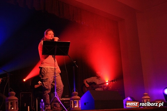 Zdjęcie w galerii na portalu naszraciborz.pl: Kapsander wystąpił w krzanowickim MOK-u wiadomości z regionu