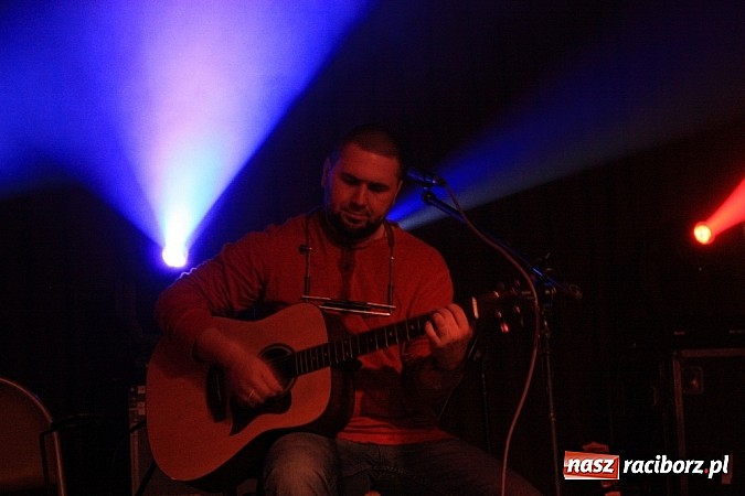 Zdjęcie w galerii na portalu naszraciborz.pl: Kapsander wystąpił w krzanowickim MOK-u wiadomości z regionu