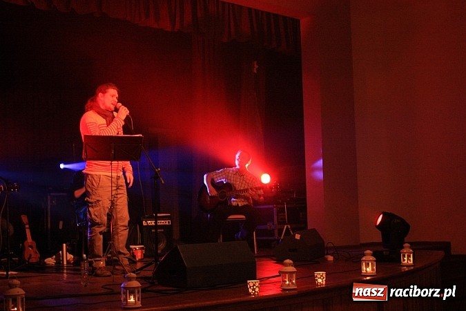 Zdjęcie w galerii na portalu naszraciborz.pl: Kapsander wystąpił w krzanowickim MOK-u wiadomości z regionu