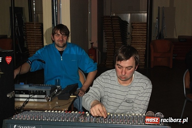 Zdjęcie w galerii na portalu naszraciborz.pl: Kapsander wystąpił w krzanowickim MOK-u wiadomości z regionu