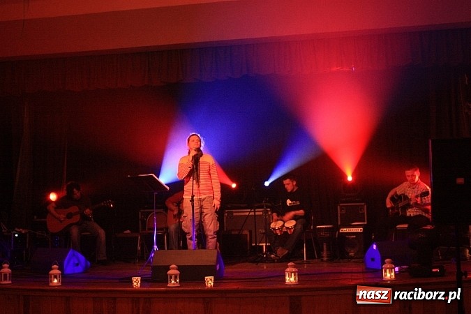 Zdjęcie w galerii na portalu naszraciborz.pl: Kapsander wystąpił w krzanowickim MOK-u wiadomości z regionu