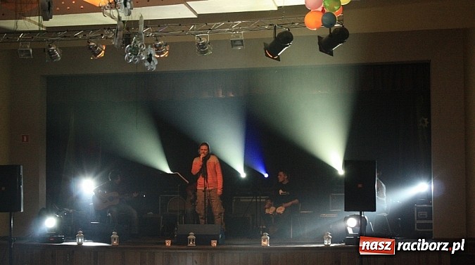 Zdjęcie w galerii na portalu naszraciborz.pl: Kapsander wystąpił w krzanowickim MOK-u wiadomości z regionu