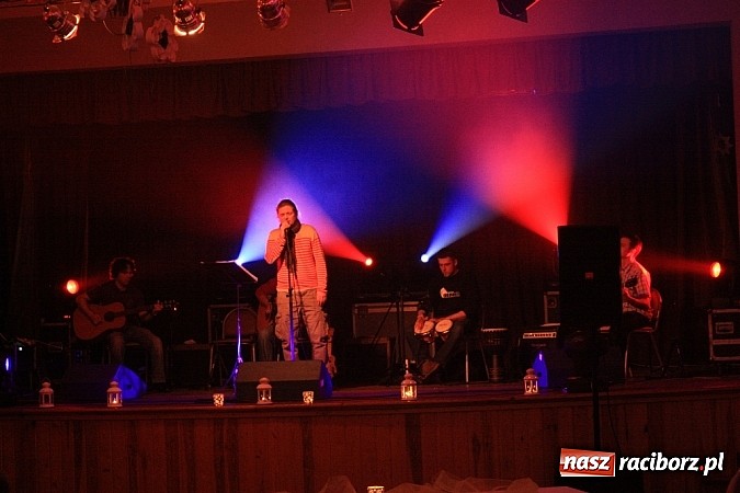 Zdjęcie w galerii na portalu naszraciborz.pl: Kapsander wystąpił w krzanowickim MOK-u wiadomości z regionu