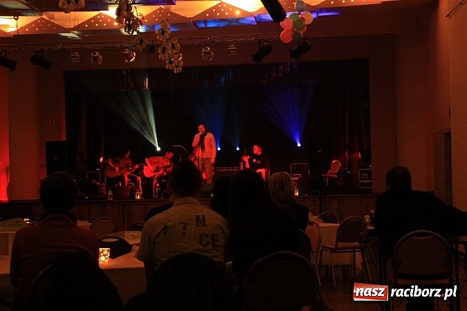 Zdjęcie w galerii na portalu naszraciborz.pl: Kapsander wystąpił w krzanowickim MOK-u wiadomości z regionu